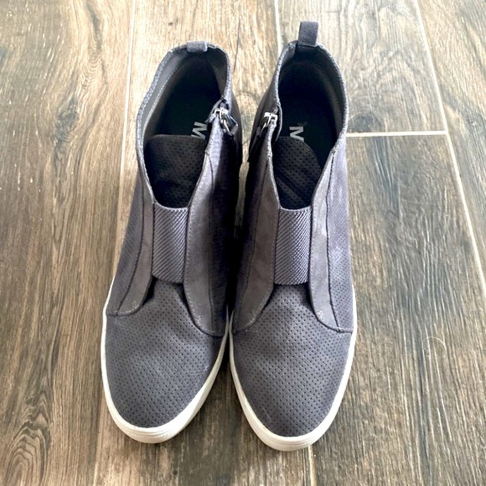 Cute dark gray sneaker wedges!